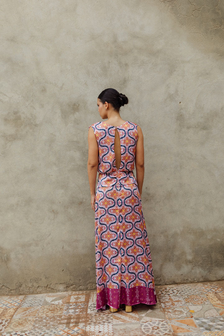 Vestido largo, cuello redondo, manga sisa, cintura entallada, falda con silueta en A, escote en espalda.