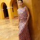 Vestido largo, cuello redondo, manga sisa, cintura entallada, falda con silueta en A, escote en espalda.